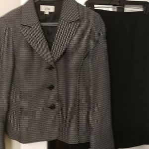 Women's Le Suit set
